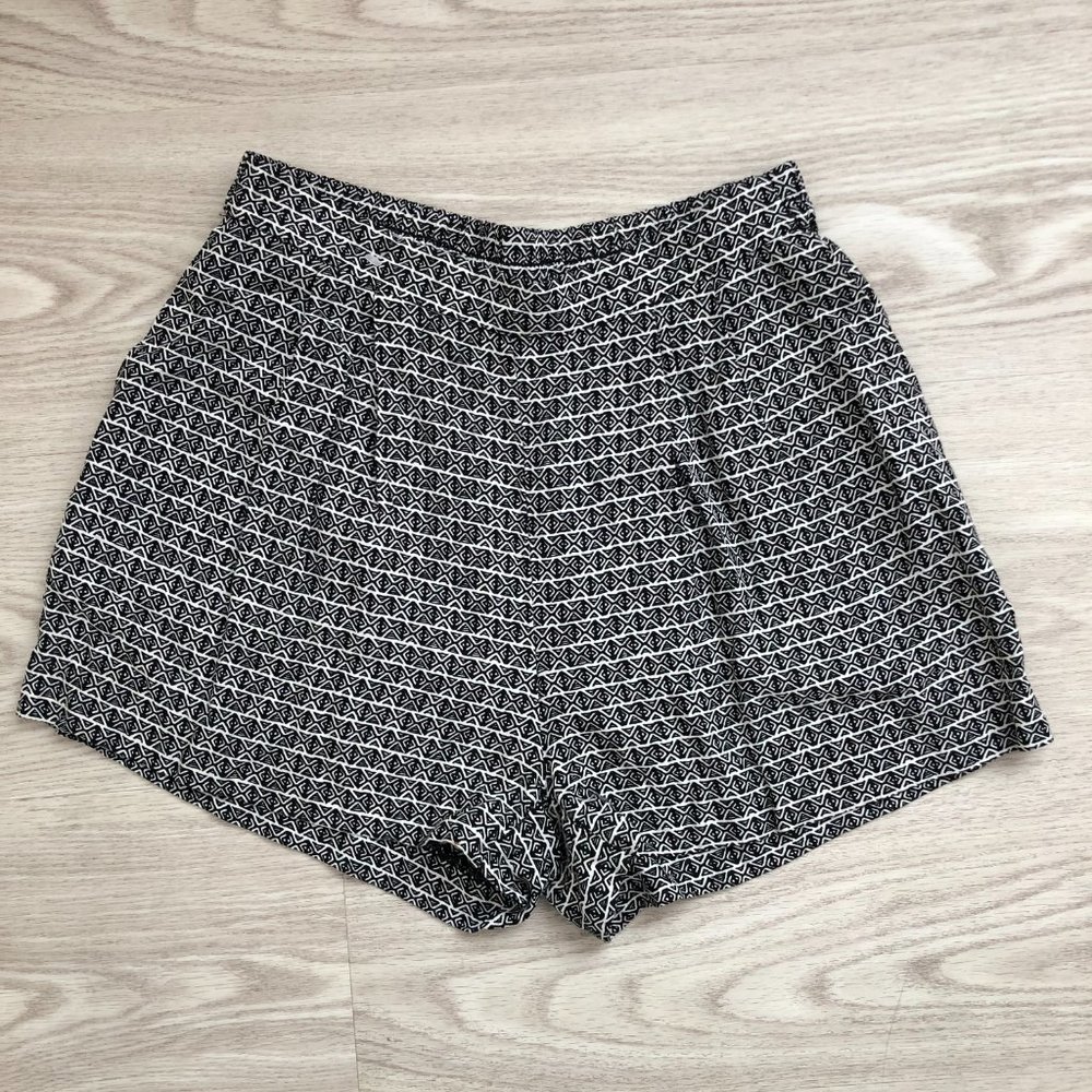 H&M Black and white womens shorts Tribal print Size 6
